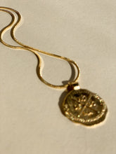 Cargar imagen en el visor de la galería, Collar Moneda Chapado en Oro 
